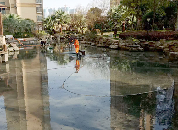 九龙坡景观池淤泥清理